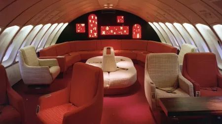 Lounge presente em um dos aviões da Boeing. 